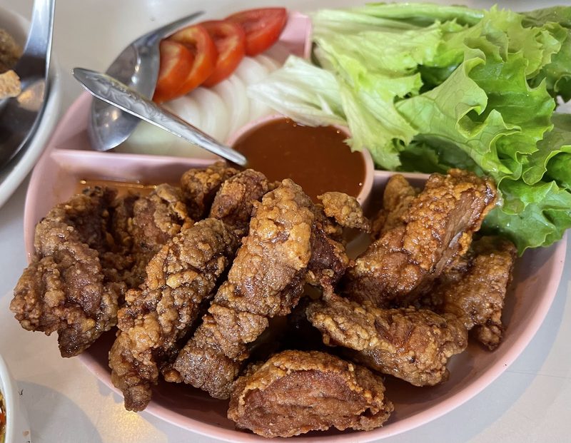 หมูชุบแป้งทอดกับซอสพริก ผักกาดหอม มะเขือเทศ และแตงกวา