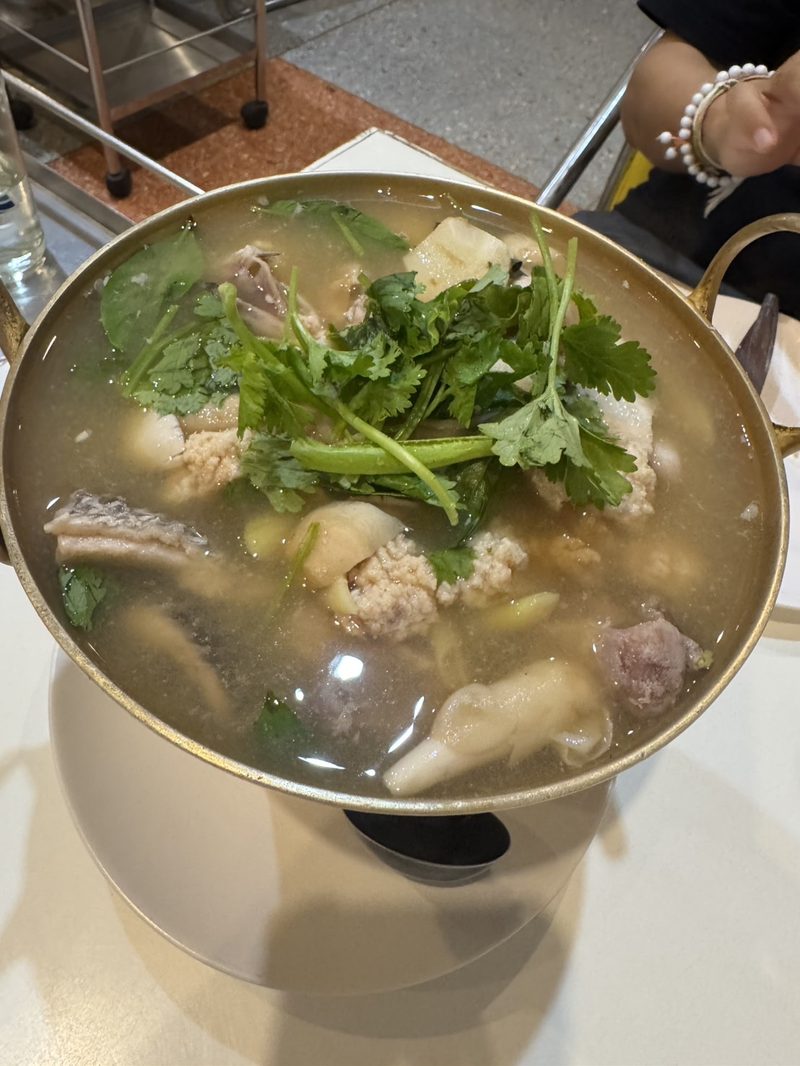 ต้มยำพุงไข่ปลาช่อนในหม้อ ใส่ผักชีและพริก