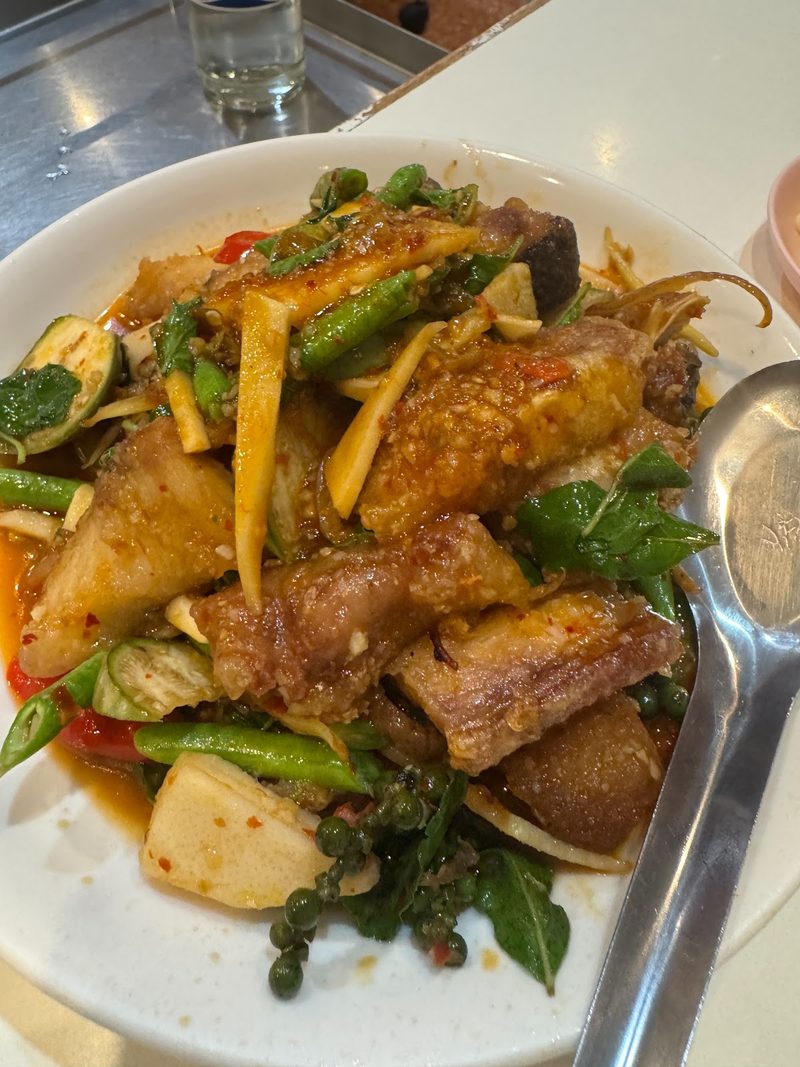 ผัดฉ่าปลาคังกับกระชาย พริกไทยอ่อน และใบกะเพรา